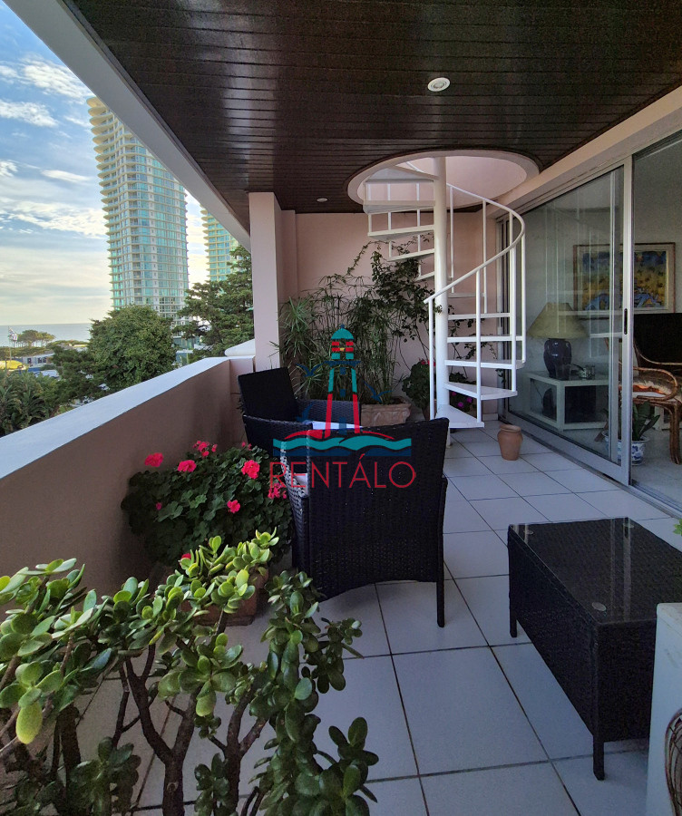 Apartamento ID.82 - Apartamento en venta 3 dormitorios con barbacoa propia con vista parcial al mar Playa Mansa Punta del Este