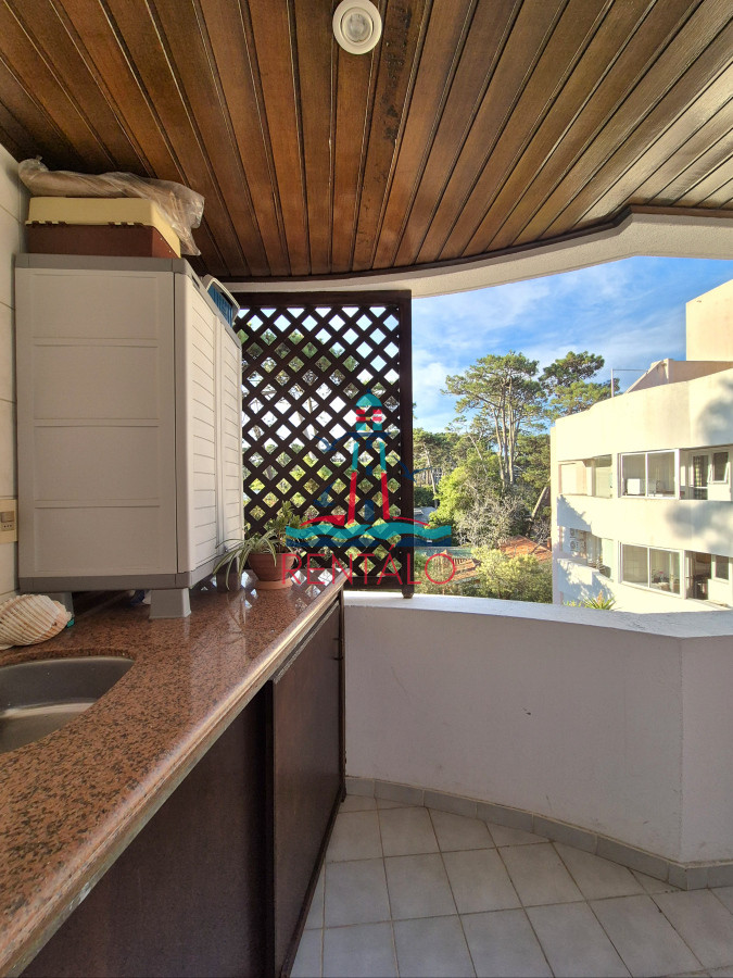 Apartamento ID.82 - Apartamento en venta 3 dormitorios con barbacoa propia con vista parcial al mar Playa Mansa Punta del Este