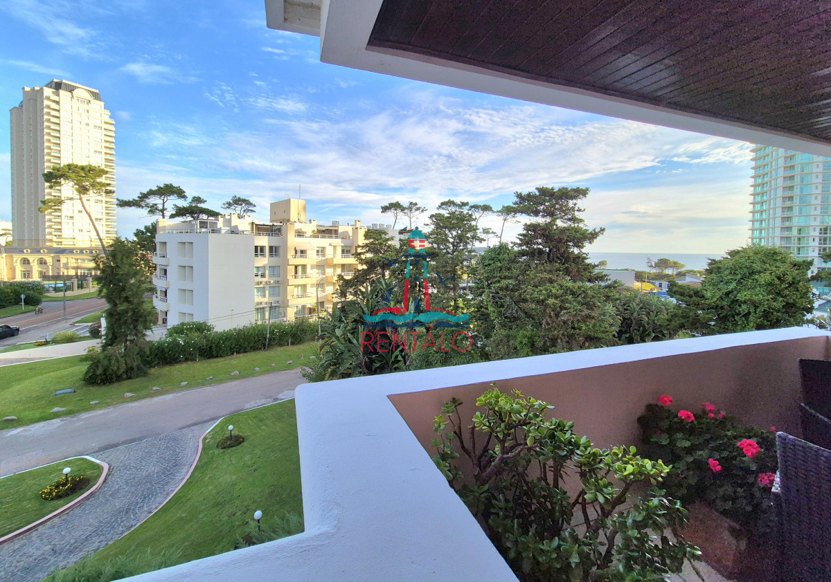 Apartamento ID.82 - Apartamento en venta 3 dormitorios con barbacoa propia con vista parcial al mar Playa Mansa Punta del Este