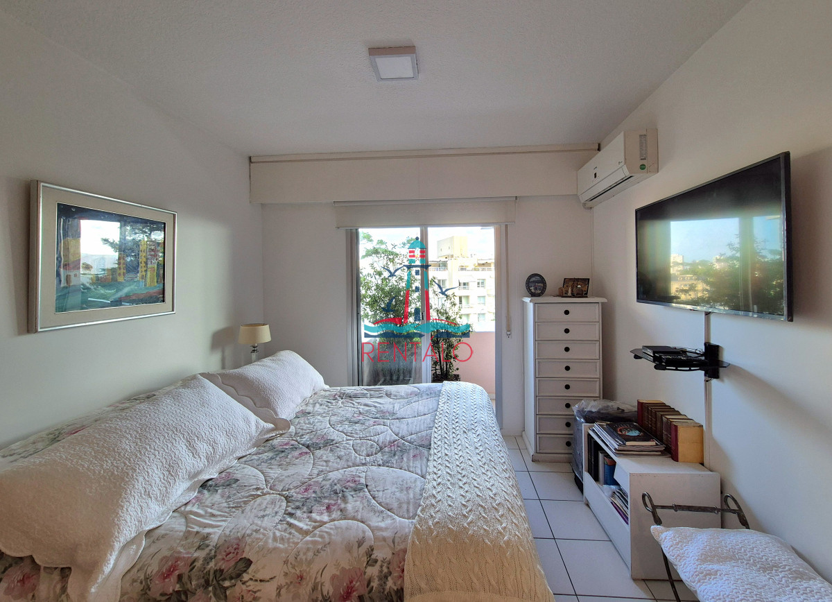 Apartamento ID.82 - Apartamento en venta 3 dormitorios con barbacoa propia con vista parcial al mar Playa Mansa Punta del Este