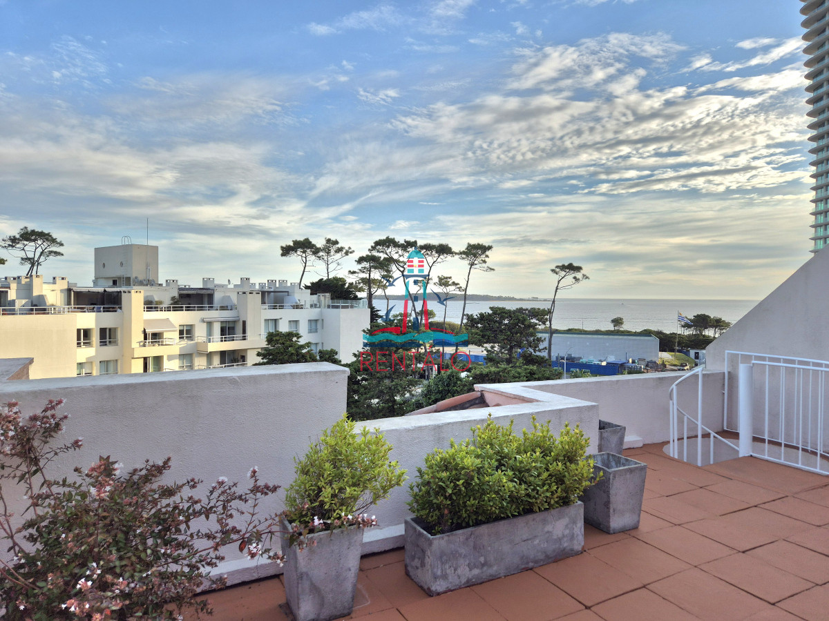 Apartamento ID.82 - Apartamento en venta 3 dormitorios con barbacoa propia con vista parcial al mar Playa Mansa Punta del Este