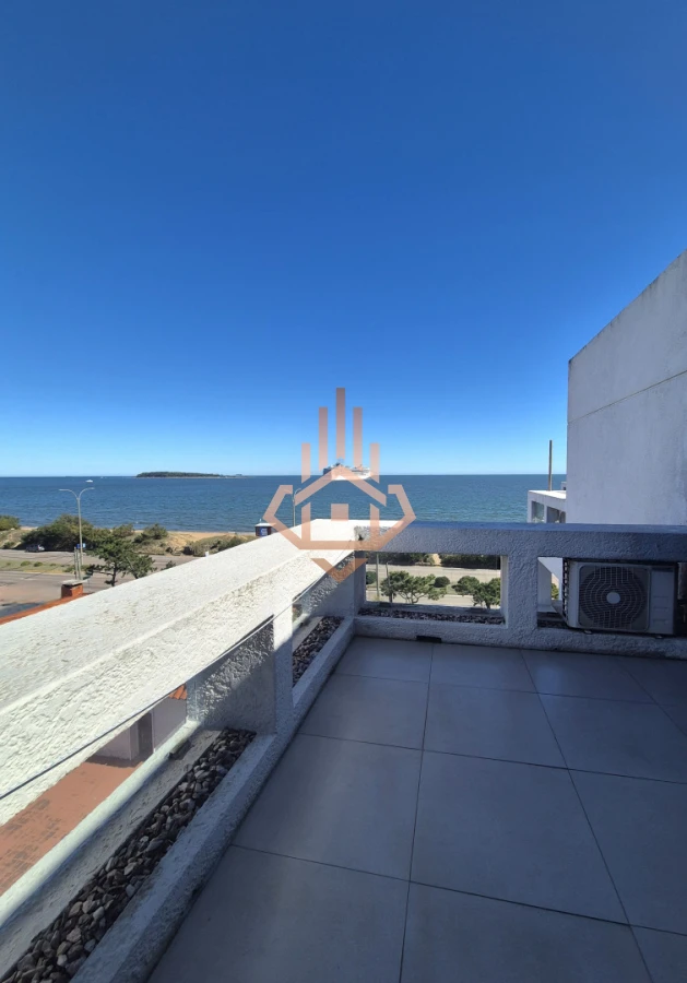 Oportunidad de 2 dormitorios con vista al mar y balcón Primera línea Playa Mansa