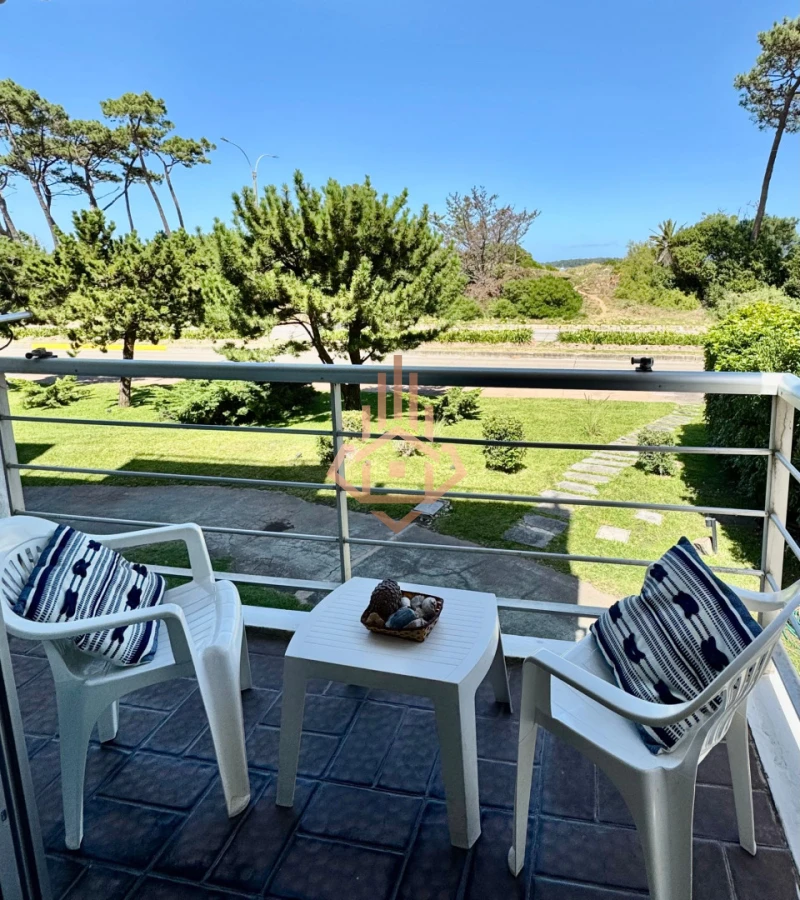 Oportunidad 2 dormitorios con balcón primera línea Playa Mansa