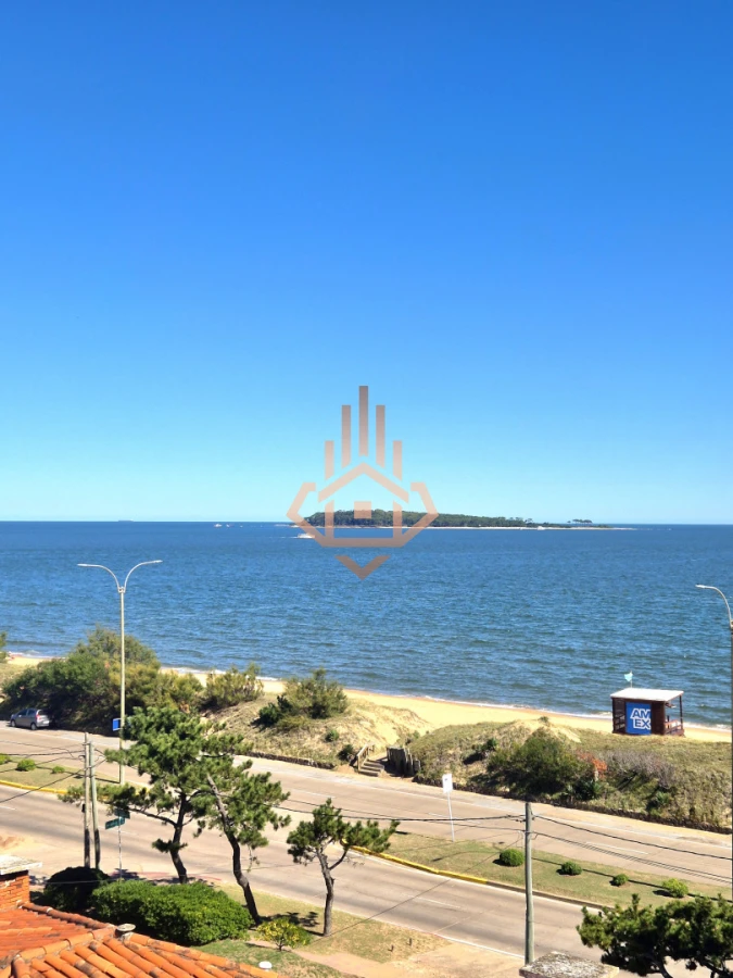 Oportunidad de 2 dormitorios con vista al mar y balcón Primera línea Playa Mansa