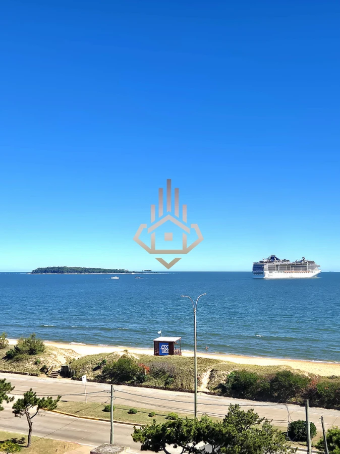 Oportunidad de 2 dormitorios con vista al mar y balcón Primera línea Playa Mansa