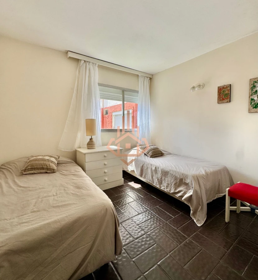 Oportunidad 2 dormitorios con balcón primera línea Playa Mansa