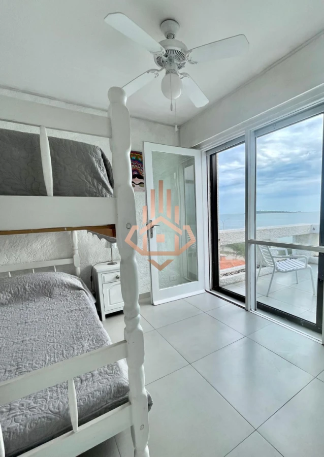 Oportunidad de 2 dormitorios con vista al mar y balcón Primera línea Playa Mansa