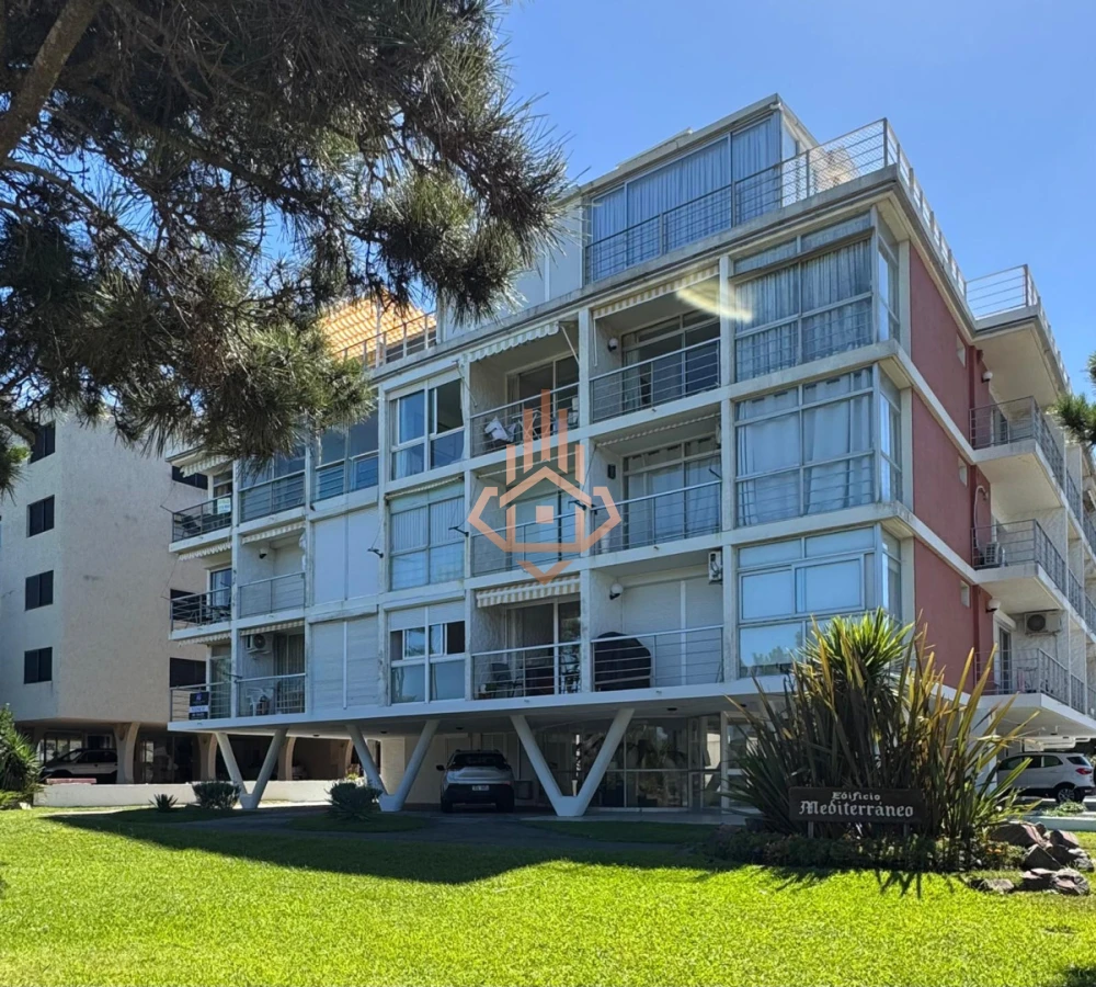 Oportunidad 2 dormitorios con balcón primera línea Playa Mansa