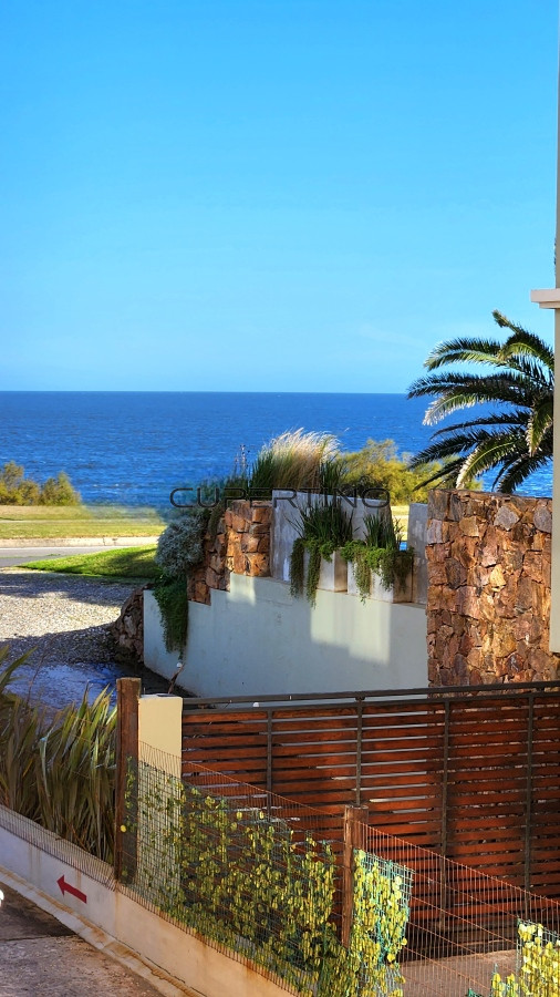Apartamento ID.240 - Apartamento 3 dormitorios primera linea frente al mar Playa Mansa Pinares con piscina y cochera