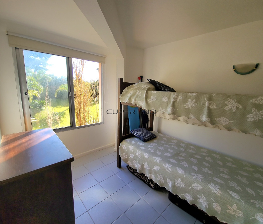 Apartamento ID.240 - Apartamento 3 dormitorios primera linea frente al mar Playa Mansa Pinares con piscina y cochera
