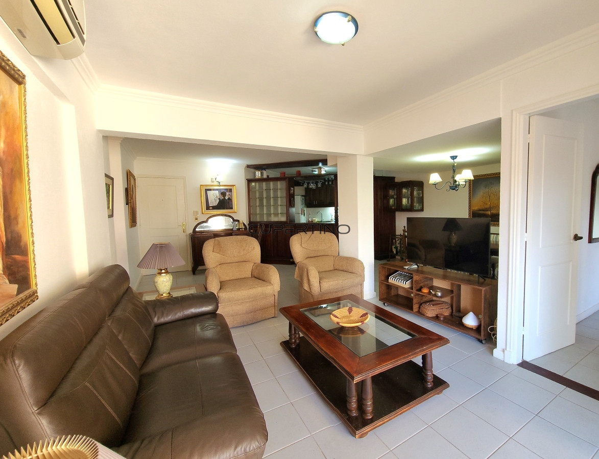Apartamento ID.240 - Apartamento 3 dormitorios primera linea frente al mar Playa Mansa Pinares con piscina y cochera