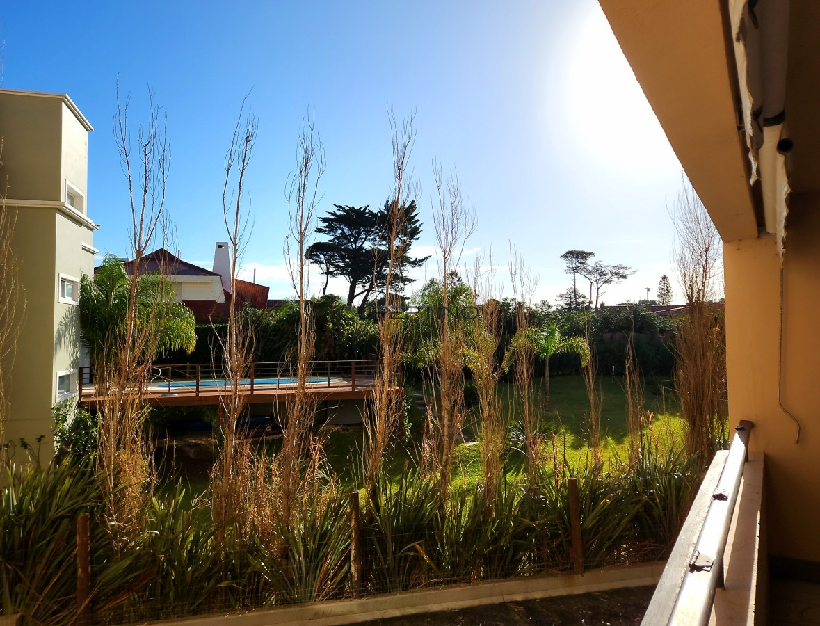 Apartamento ID.240 - Apartamento 3 dormitorios primera linea frente al mar Playa Mansa Pinares con piscina y cochera