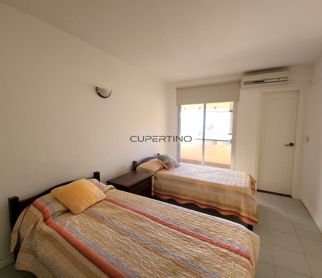 Apartamento ID.240 - Apartamento 3 dormitorios primera linea frente al mar Playa Mansa Pinares con piscina y cochera