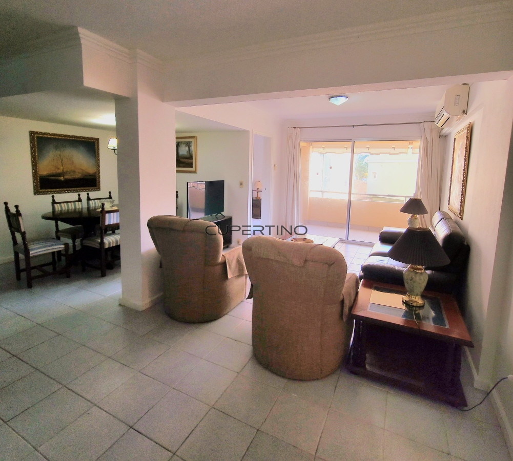 Apartamento ID.240 - Apartamento 3 dormitorios primera linea frente al mar Playa Mansa Pinares con piscina y cochera