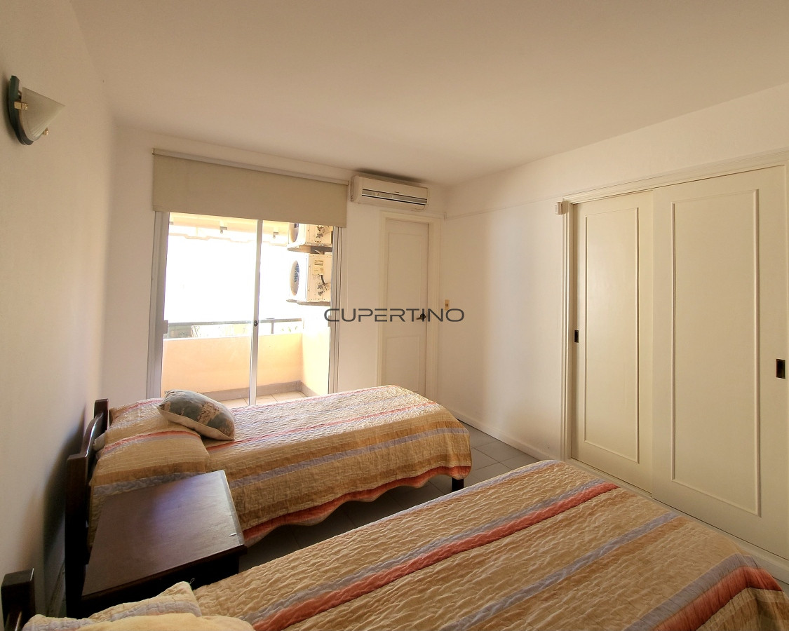 Apartamento ID.240 - Apartamento 3 dormitorios primera linea frente al mar Playa Mansa Pinares con piscina y cochera