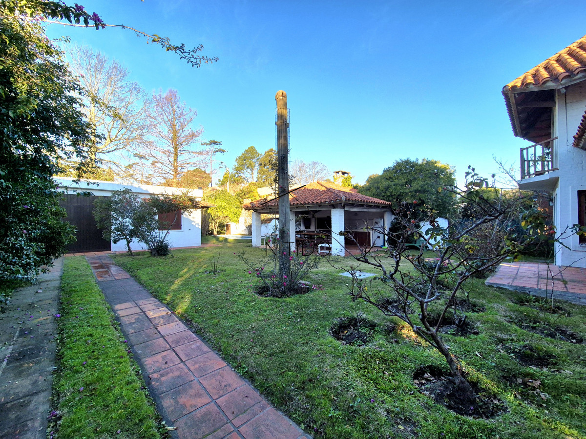 Casa ID.206 - Casa de 3 dormitorios mas dependencia completa barbacoa piscina Pinares Punta del Este