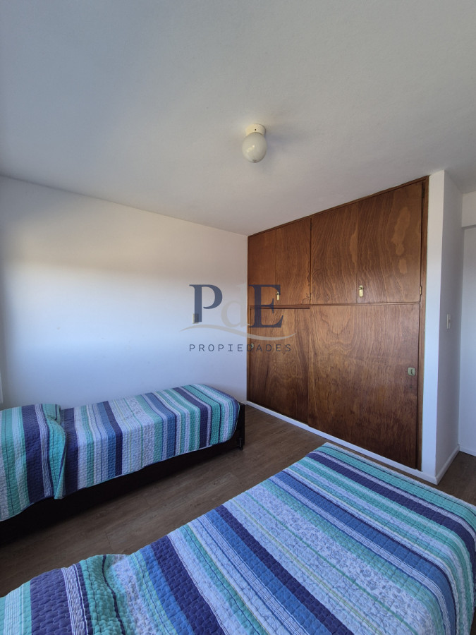 Apartamento de 3 dormitorios + servicio con vista al mar Playa Mansa - Imagen 16