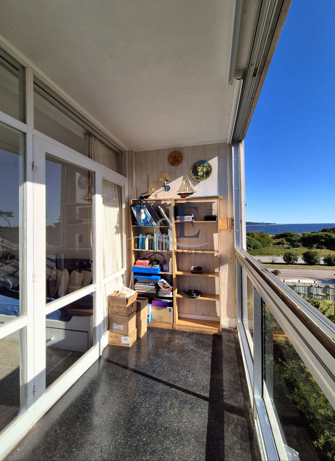 Apartamento 1 dormitorio en venta con vista al Mar edificio primera línea Playa Mansa Punta del Este - Imagen 2