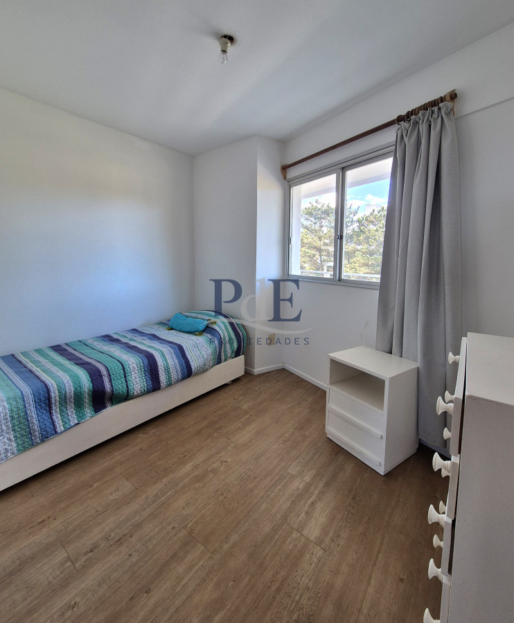 Apartamento de 3 dormitorios + servicio con vista al mar Playa Mansa - Imagen 18