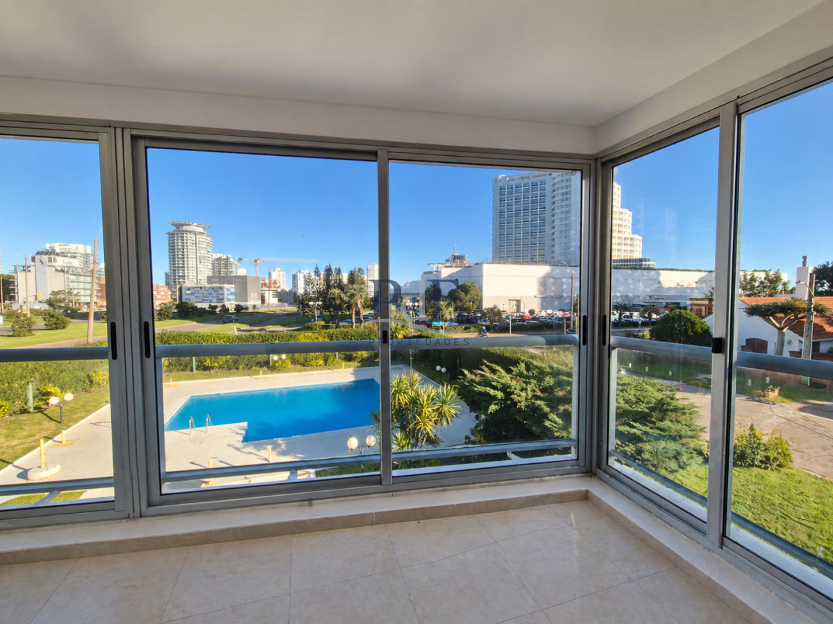 Apartamento Reciclado de 3 Dormitorios con Parrillero en Playa Mansa Punta del Este - Imagen 3