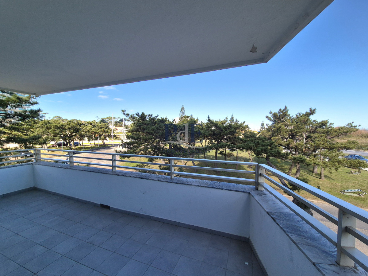 Apartamento de 3 dormitorios + servicio con vista al mar Playa Mansa - Imagen 3