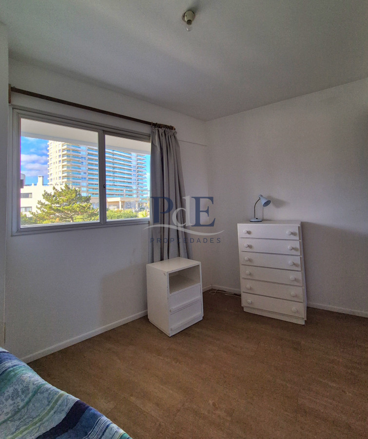 Apartamento de 3 dormitorios + servicio con vista al mar Playa Mansa - Imagen 19