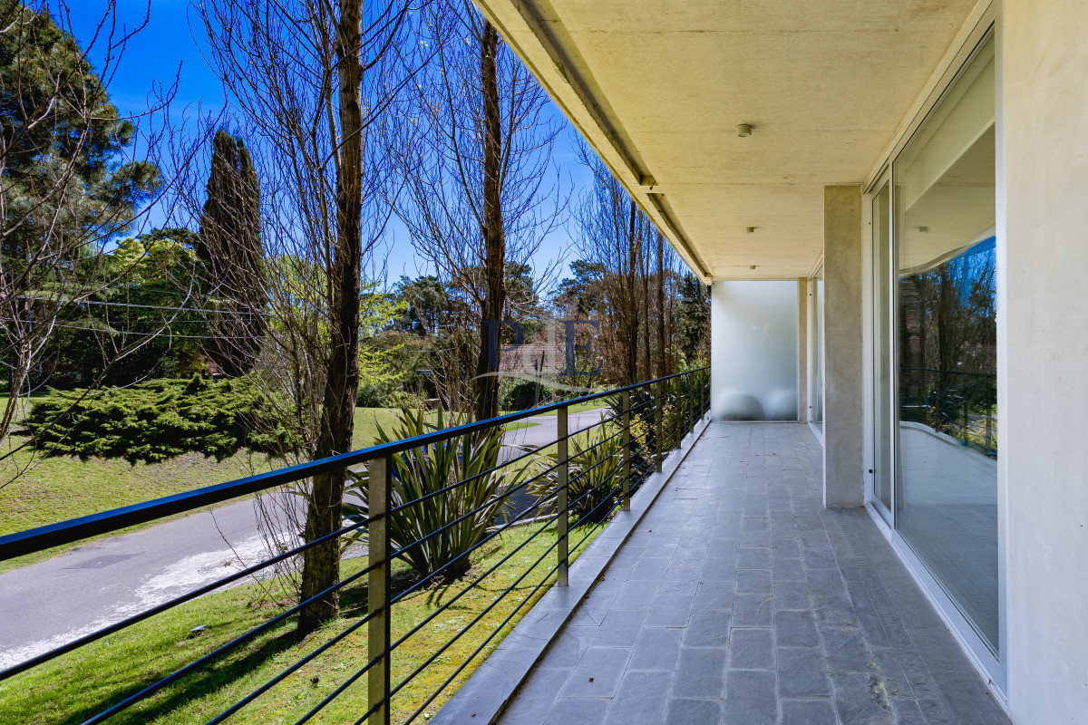 Planta de Categoría apartamento 3 dorm moderno con parrillero en Playa Mansa Punta del Este