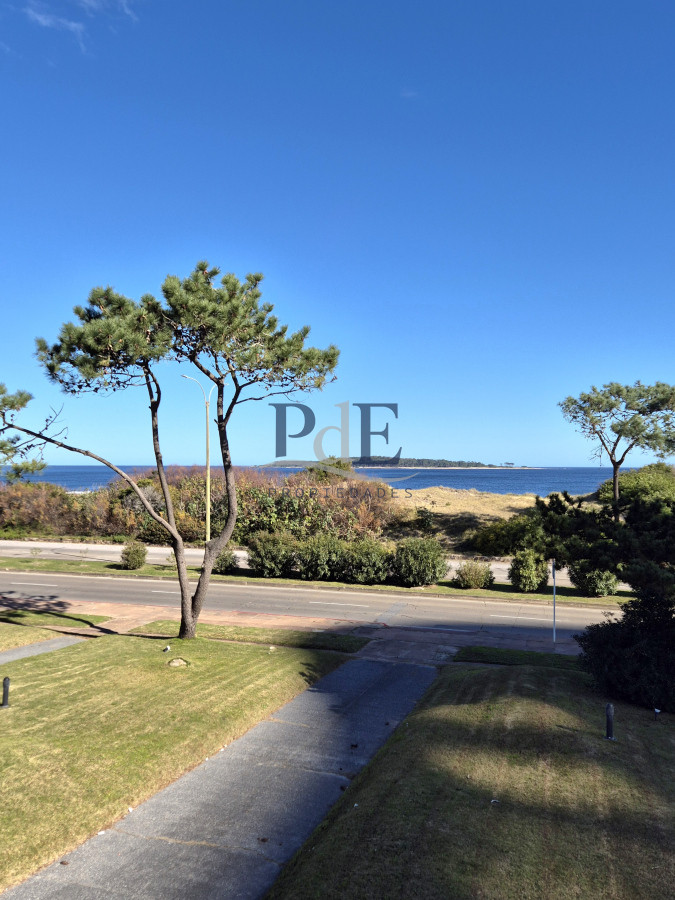 Apartamento de 3 dormitorios primera línea con vista al mar Playa Mansa - Punta del Este - Imagen 1