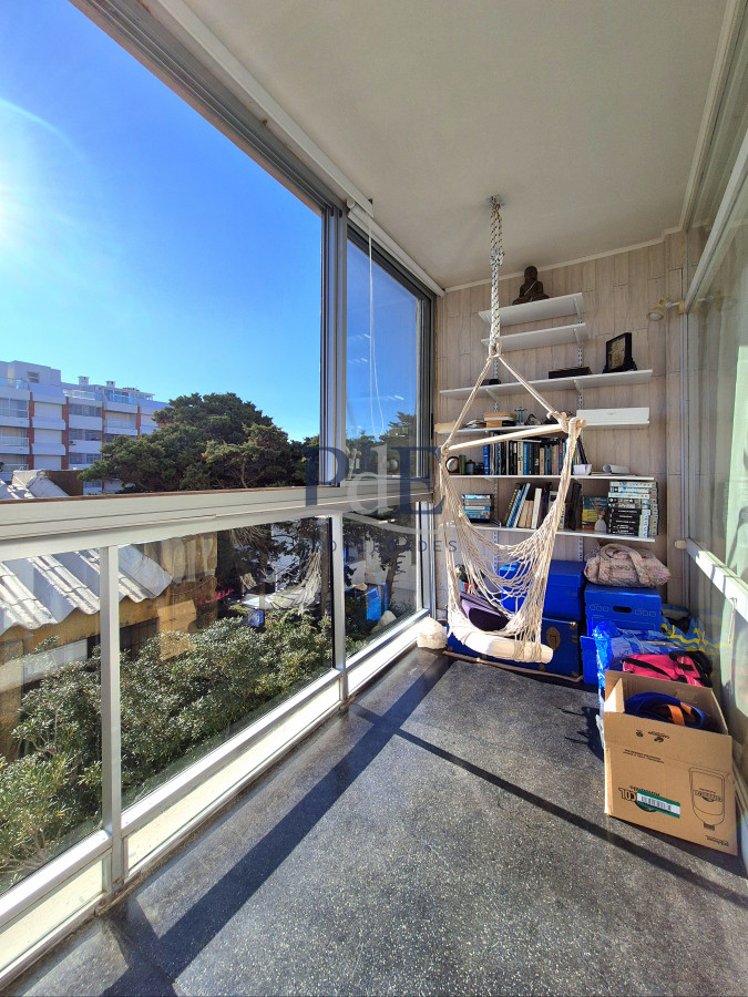 Apartamento 1 dormitorio en venta con vista al Mar edificio primera línea Playa Mansa Punta del Este - Imagen 3