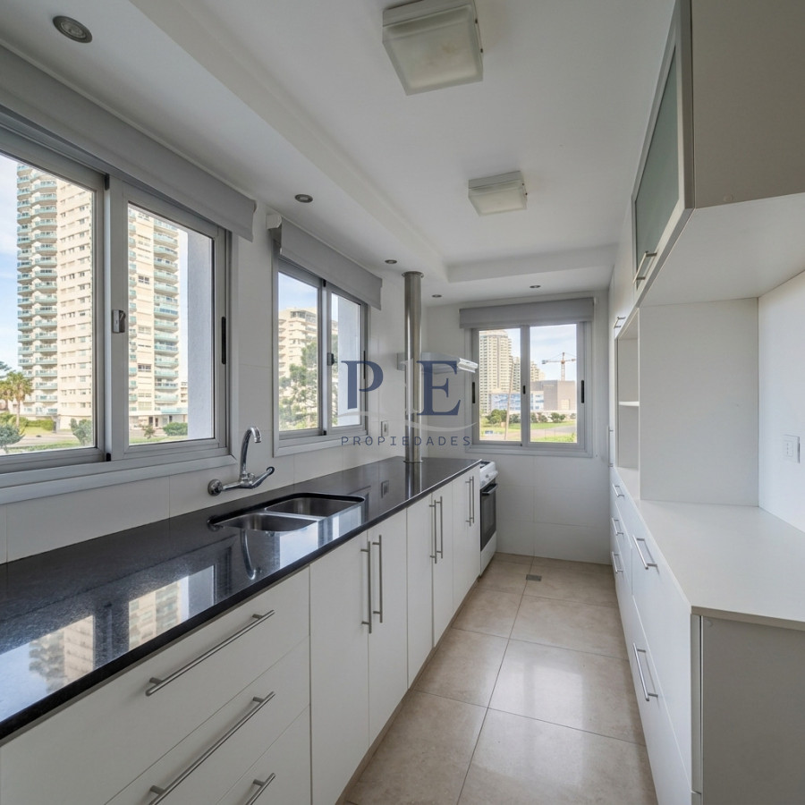 Apartamento Reciclado de 3 Dormitorios con Parrillero en Playa Mansa Punta del Este - Imagen 9