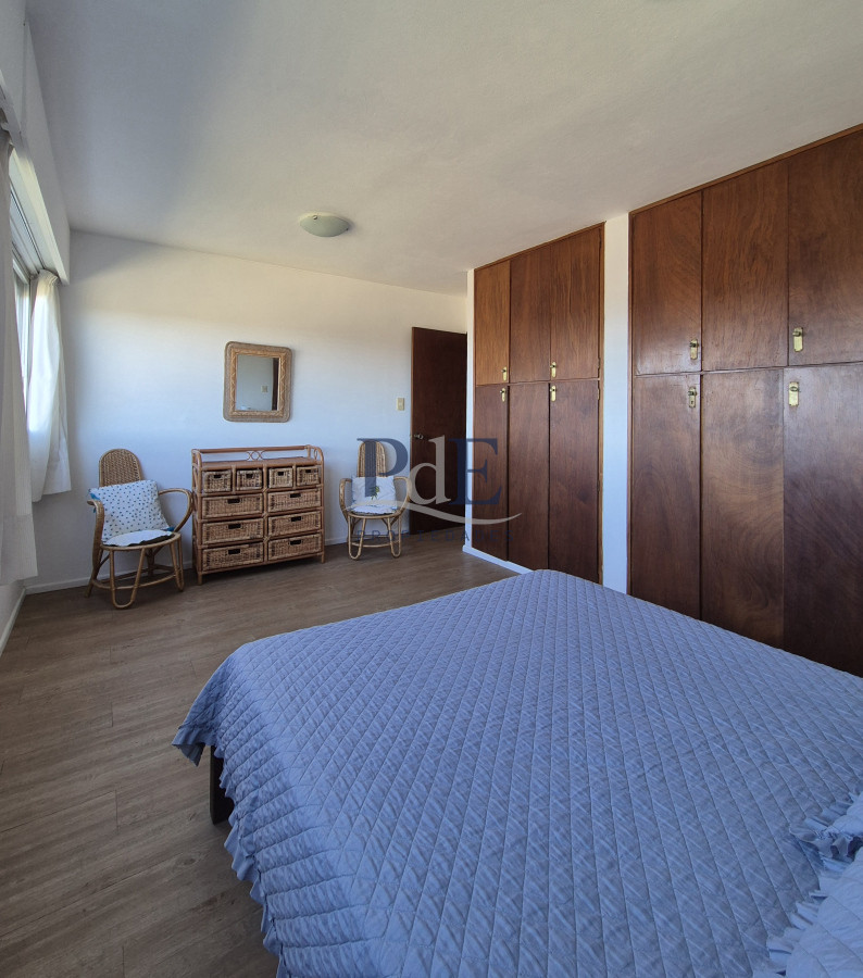 Apartamento de 3 dormitorios + servicio con vista al mar Playa Mansa - Imagen 14