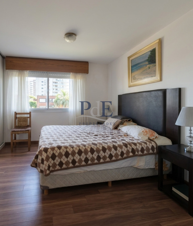 Apartamento Reciclado de 3 Dormitorios con Parrillero en Playa Mansa Punta del Este - Imagen 11