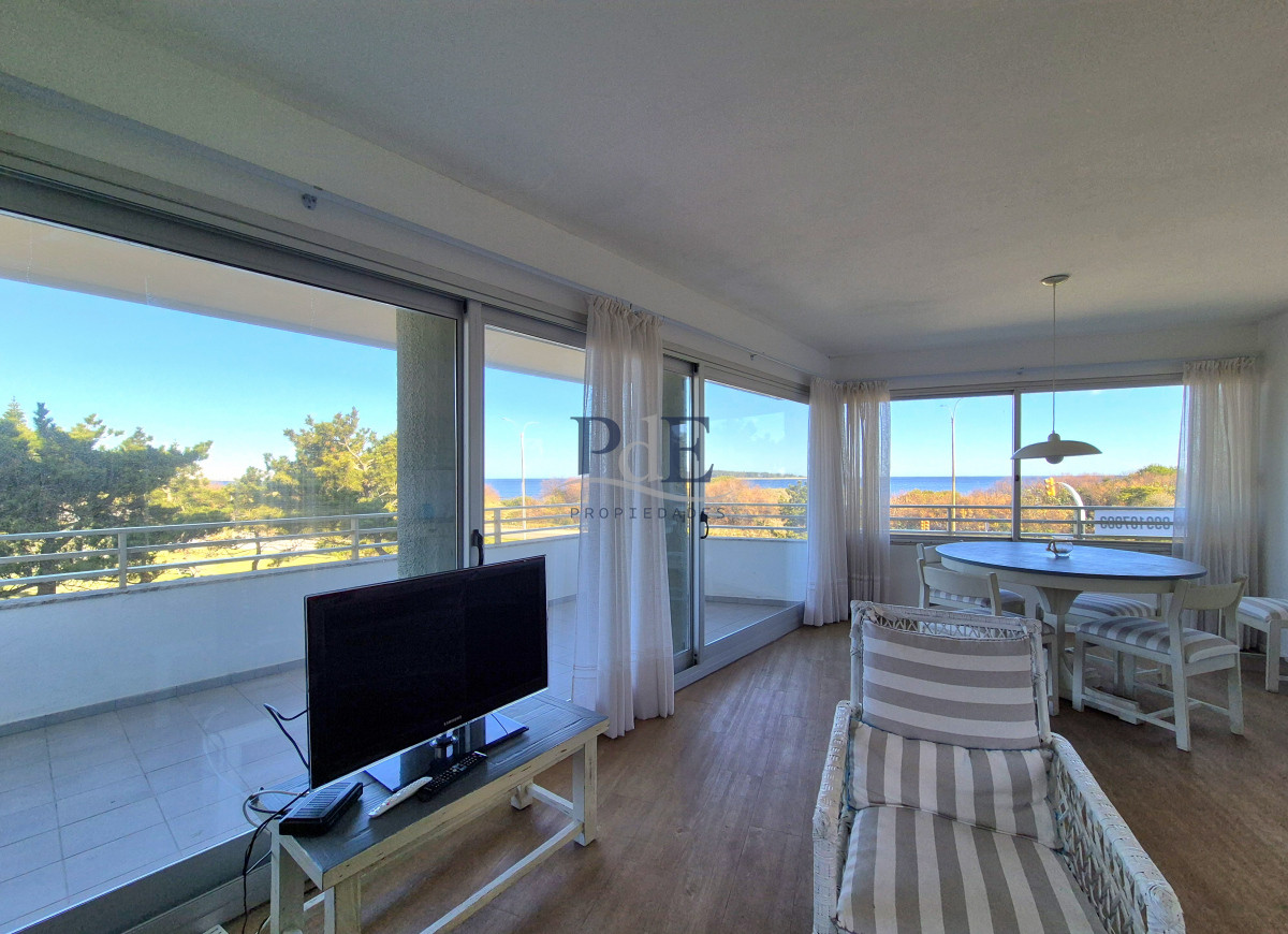 Apartamento de 3 dormitorios + servicio con vista al mar Playa Mansa - Imagen 7