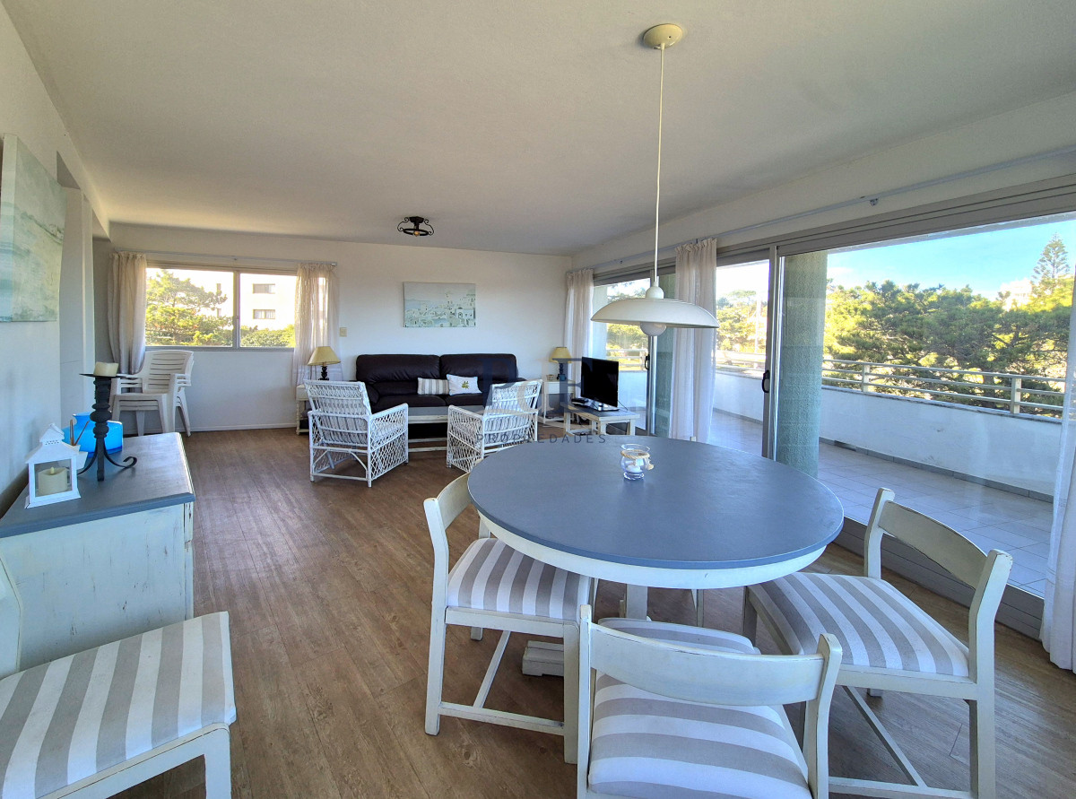 Apartamento de 3 dormitorios + servicio con vista al mar Playa Mansa - Imagen 9