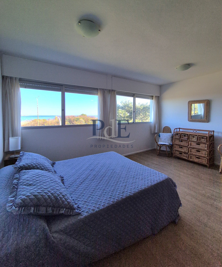 Apartamento de 3 dormitorios + servicio con vista al mar Playa Mansa - Imagen 13