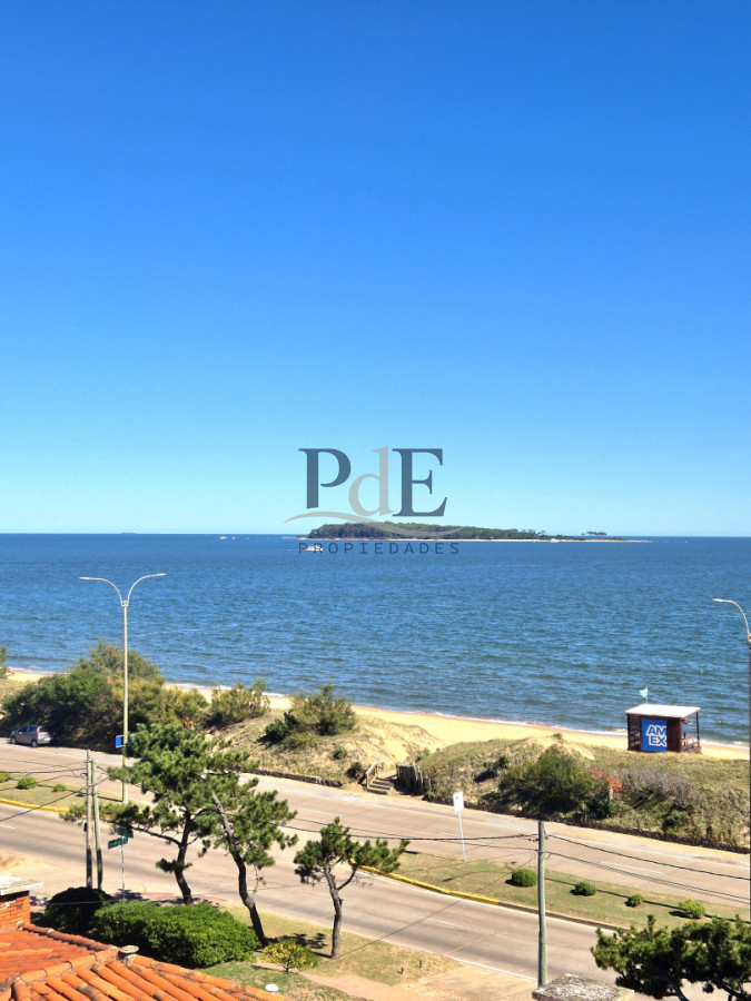 Primera línea en Playa Mansa | 2 dormitorios reciclado con vista al mar y balcón. PdE - Imagen 4