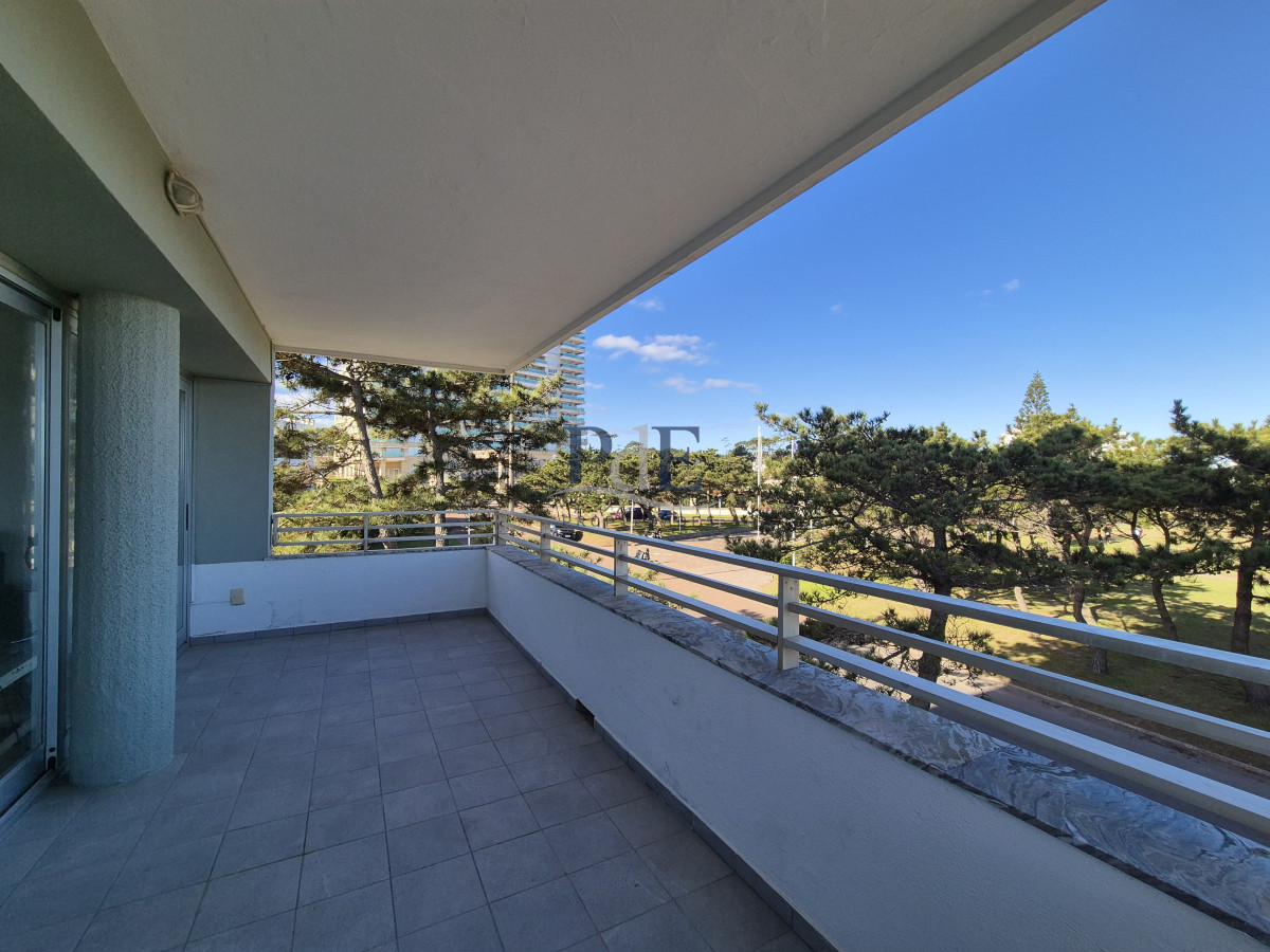 Apartamento de 3 dormitorios + servicio con vista al mar Playa Mansa - Imagen 4