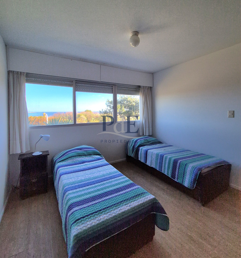 Apartamento de 3 dormitorios + servicio con vista al mar Playa Mansa - Imagen 15