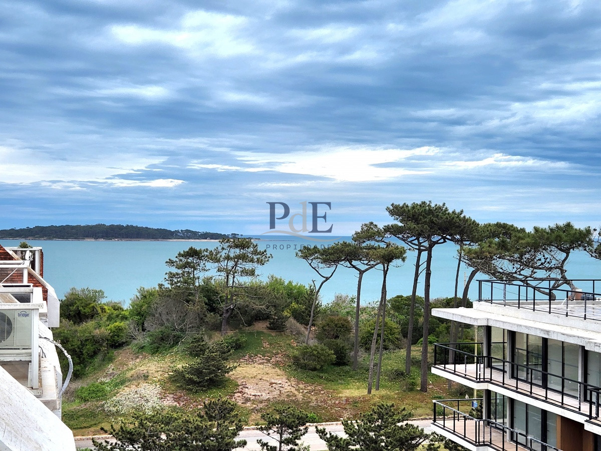 Oportunidad Penthouse 3 dormitorios con parrillero, cochera en Playa Mansa