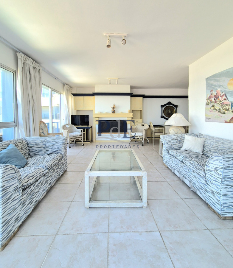 Oportunidad 3 dormitorios + servicio y gran terraza con parrillero propio en Playa Brava Punta del Este  - Imagen 3