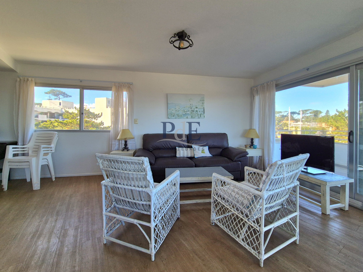 Apartamento de 3 dormitorios + servicio con vista al mar Playa Mansa - Imagen 10