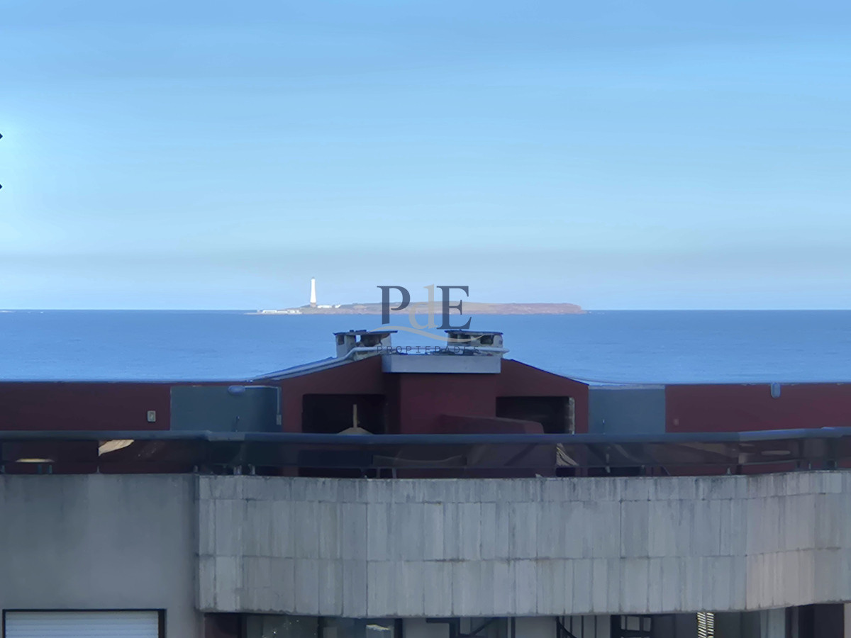 Península, apartamento con vista parcial al mar 1 dormitorio y medio con garaje.