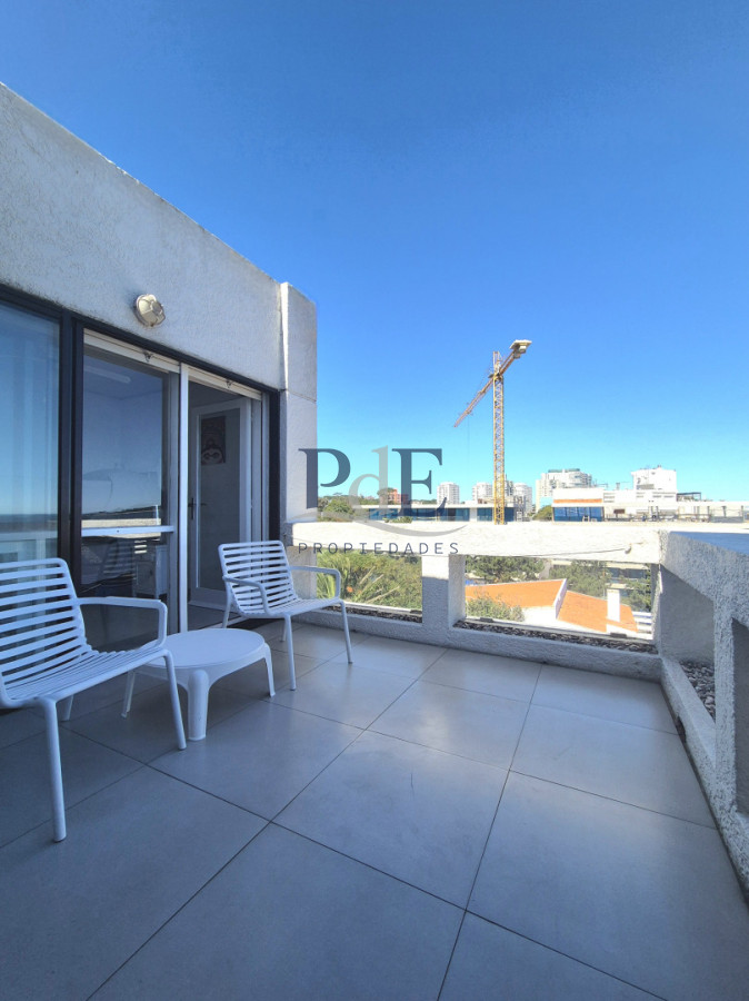 Primera línea en Playa Mansa | 2 dormitorios reciclado con vista al mar y balcón. PdE - Imagen 7