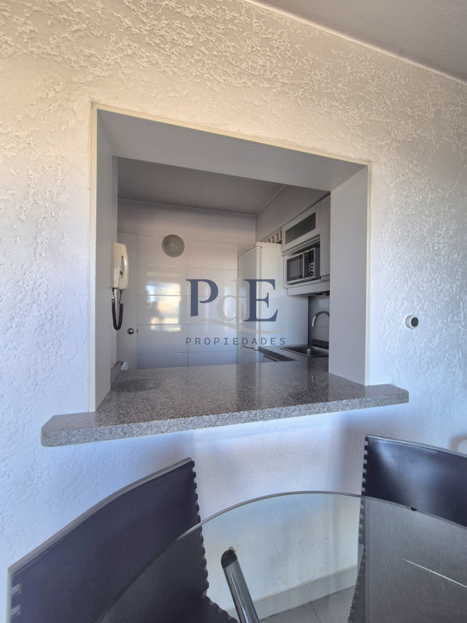 Primera línea en Playa Mansa | 2 dormitorios reciclado con vista al mar y balcón. PdE - Imagen 11