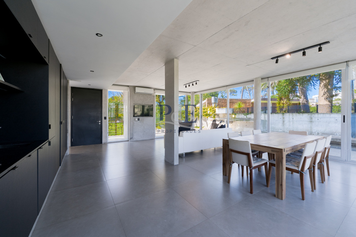 Planta de Categoría apartamento 3 dorm moderno con parrillero en Playa Mansa Punta del Este - Imagen 4