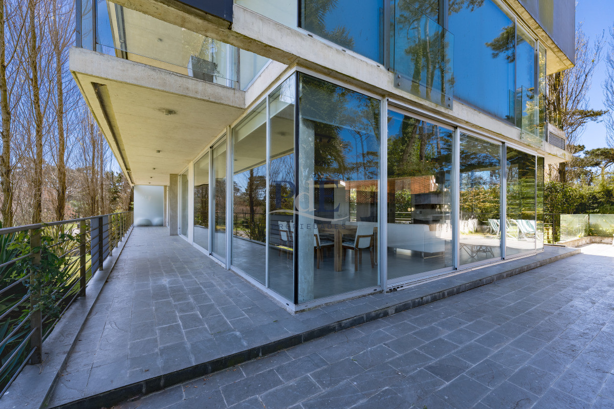 Planta de Categoría apartamento 3 dorm moderno con parrillero en Playa Mansa Punta del Este - Imagen 2