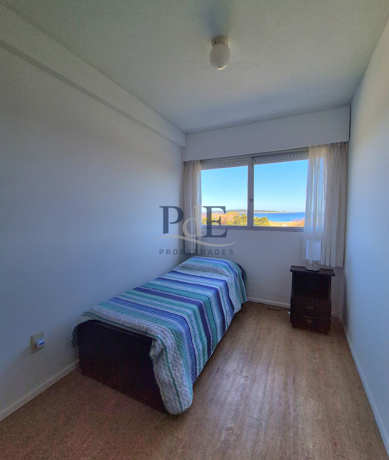 Apartamento de 3 dormitorios + servicio con vista al mar Playa Mansa - Imagen 17