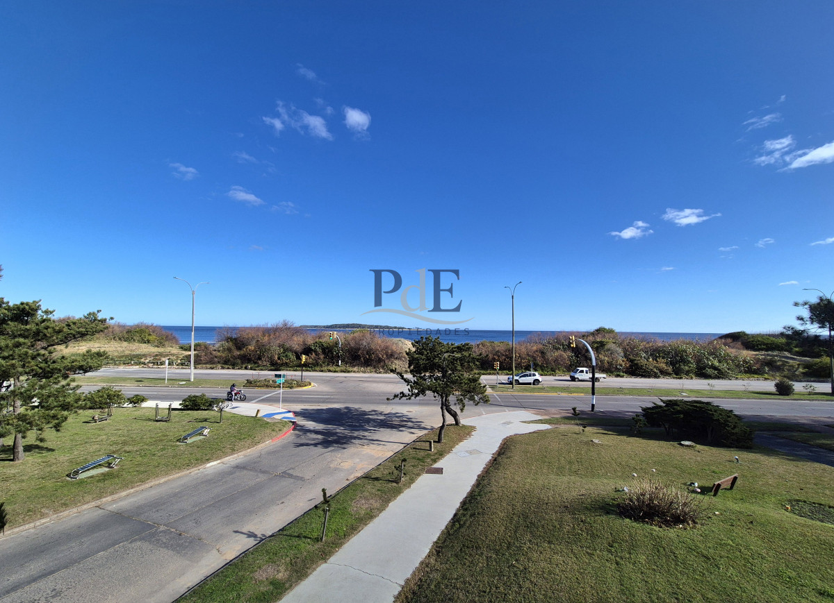 Apartamento de 3 dormitorios + servicio con vista al mar Playa Mansa