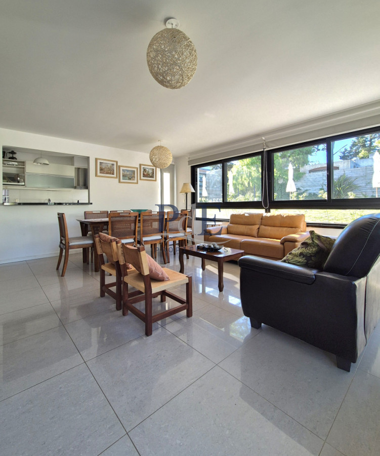 Oportunidad!! Planta moderna de categoría en excelente ubicación Playa Mansa - Imagen 8