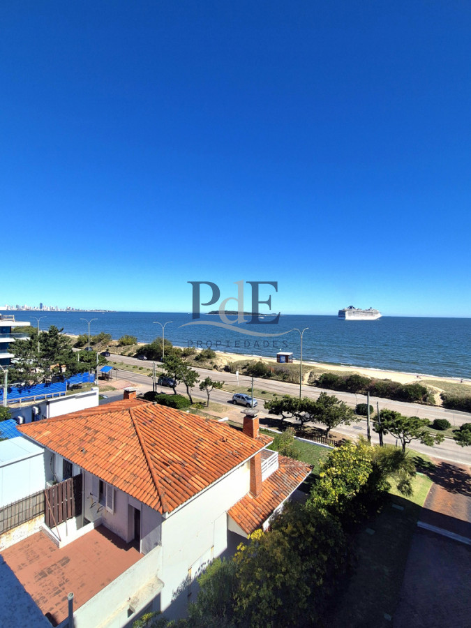 Primera línea en Playa Mansa | 2 dormitorios reciclado con vista al mar y balcón. PdE - Imagen 1